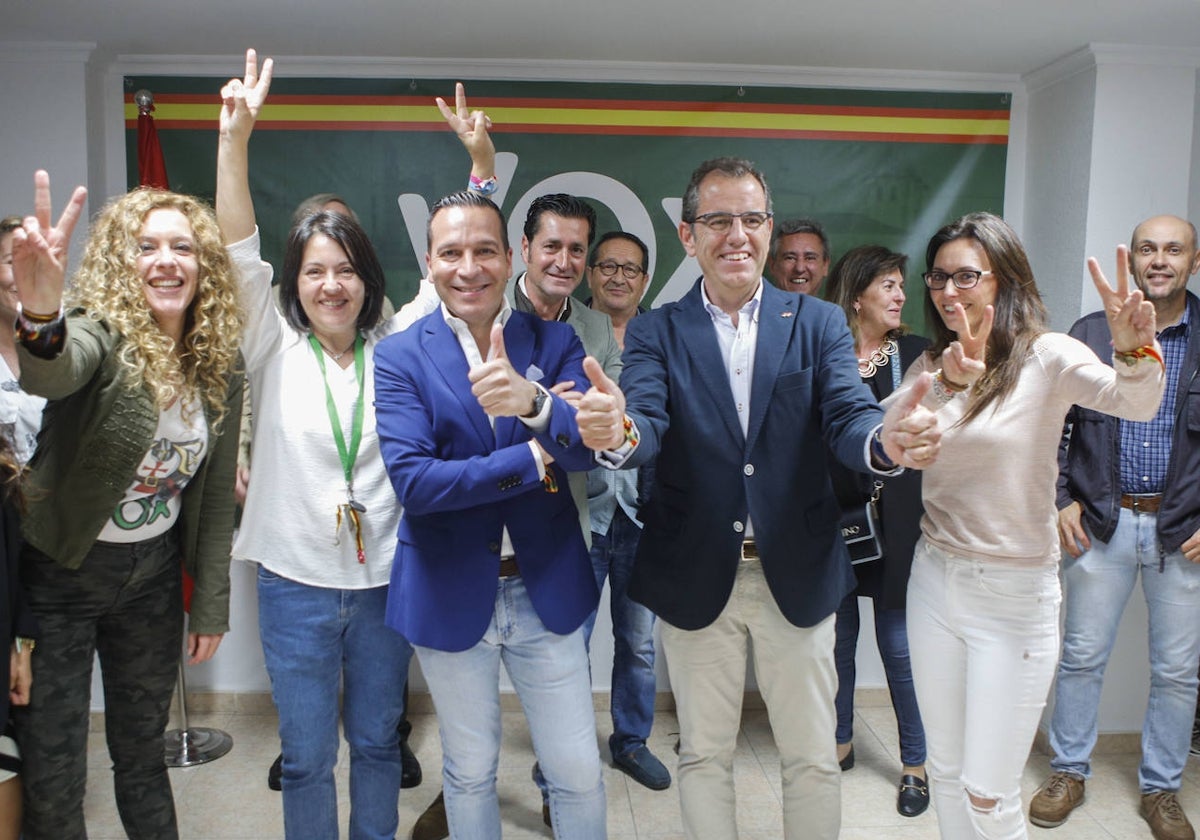 Eduardo Gutiérrez (segundo por la derecha) celebrando sus resultados en la noche electoral junto con el resto de su equipo.