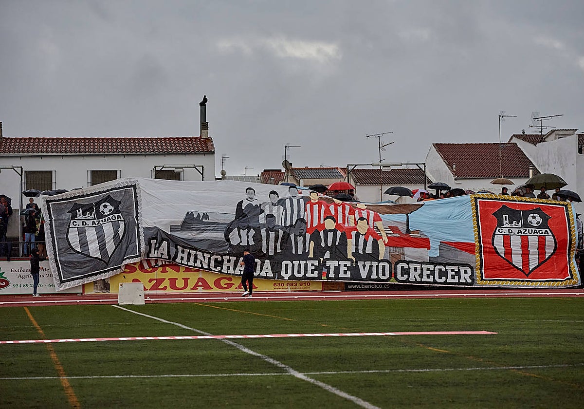 La afición del Azuaga puso color a las gradas del Municipal en el partido de ida.