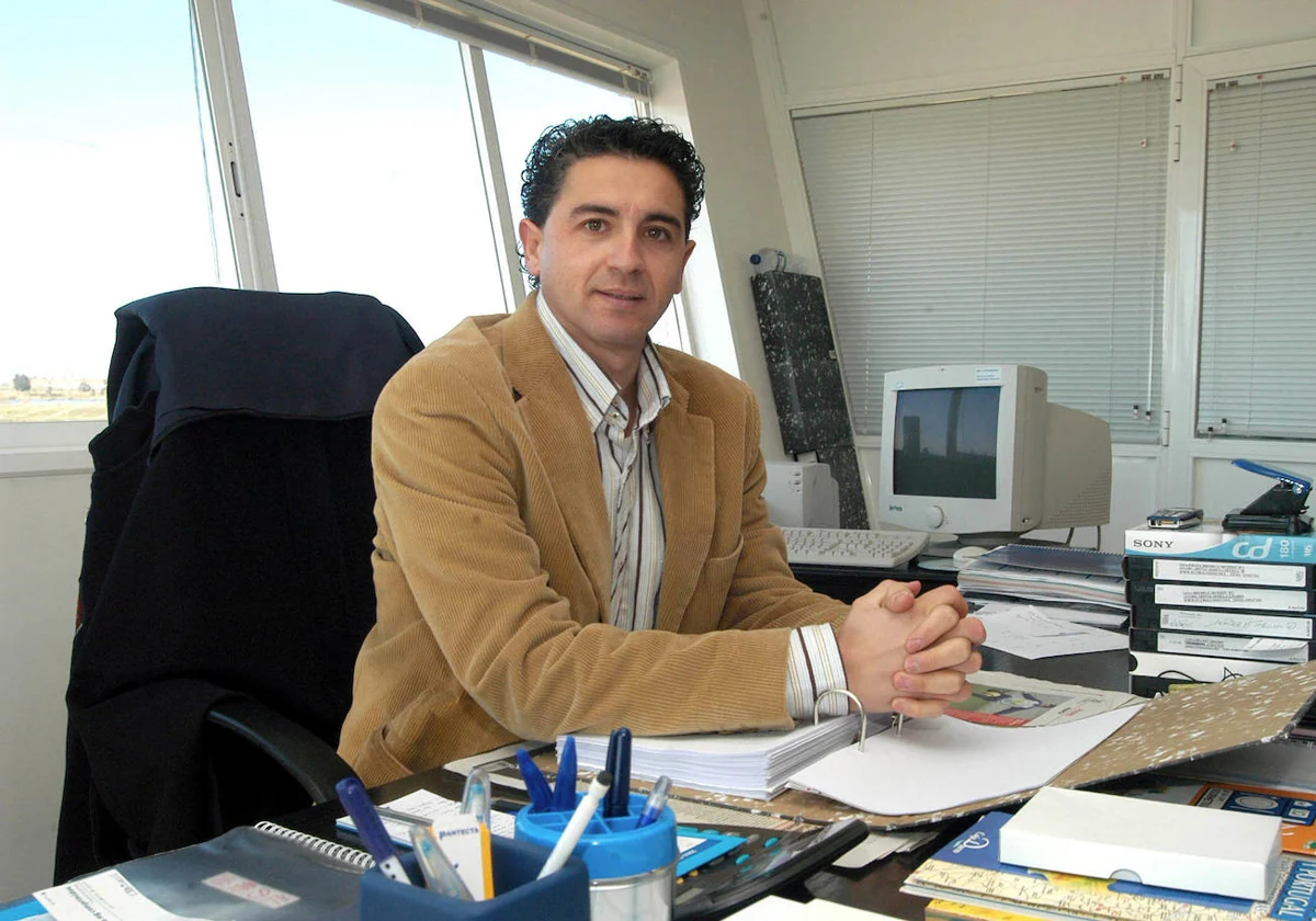 Gudi, en su despacho del Nuevo Vivero durante su etapa como director deportivo del Badajoz en 2006.