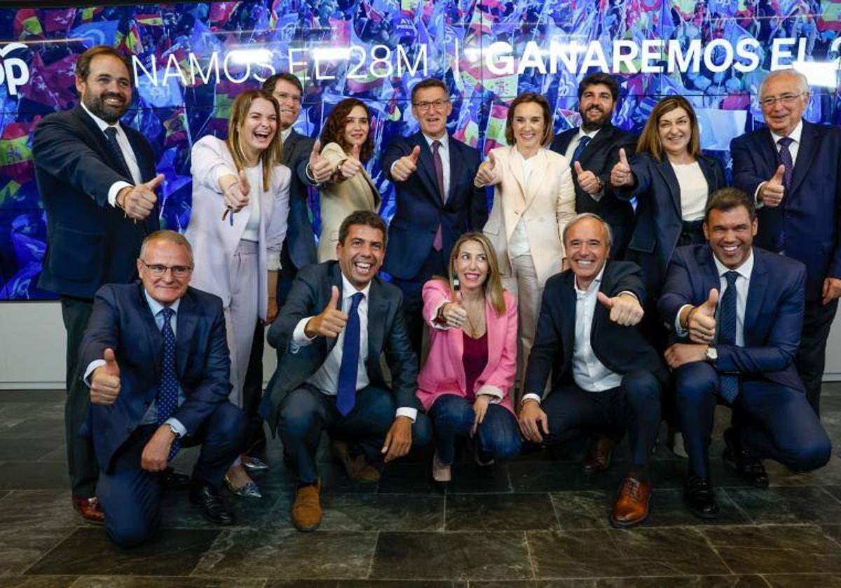 Feijóo y Cuca Gamarra, con los candidatos regionales antes de la reunión del Comité de Dirección del Partido Popular en Madrid, este martes.