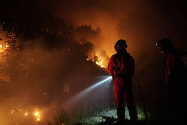 Bomberos luchan contra el fuego en el incendio de Sierra de Gata