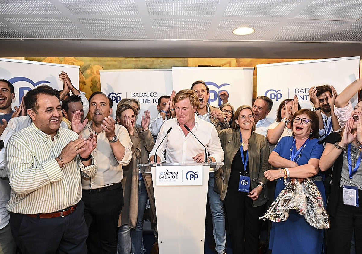 Ignacio Gragera, rodeado de su candidatura y nuevos concejales, de los que diez entran por primera vez en el Ayuntamiento.