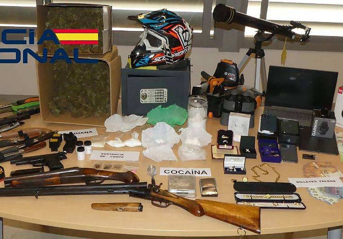Armas, droga, dinero, joyas otros efectos intervenidos por la Policía Nacional en cuatro registros en Villanueva de la Serena.