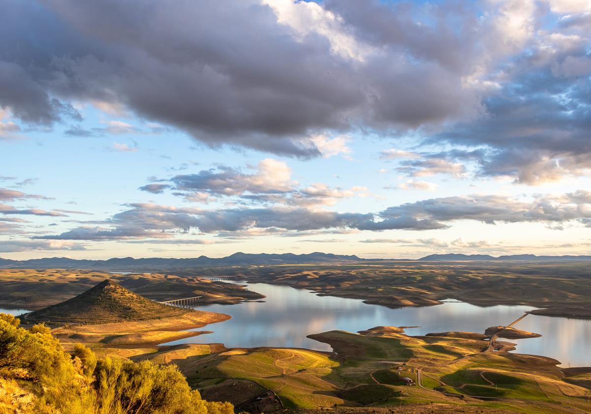 El Cerro Masatrigo se alza sobre las aguas del embalse de La Serena, en el término municipal de Esparragosa de Lares.