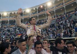 El diestro Fernando Adrián sale a hombros a la finalización de la corrida celebrada este miércoles en la plaza de toros de Las Ventas, en Madrid.