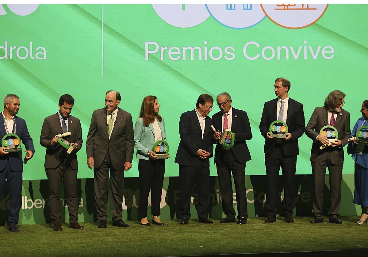 Foto de familia de los premiados, ayer, en el Palacio de Congresos de Mérida, con Ignacio Sánchez Galán y Guillermo Fernández Vara entre los galardonados.