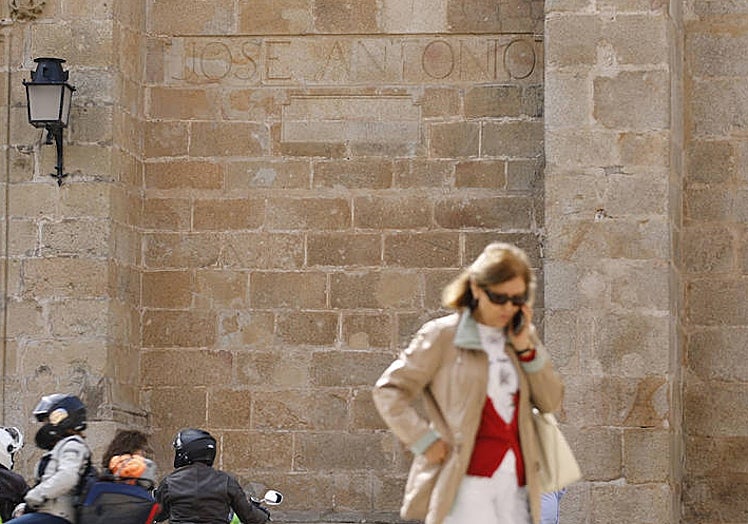 El relieve de José Antonio está en la fachada principal de la Concatedral de Santa María.