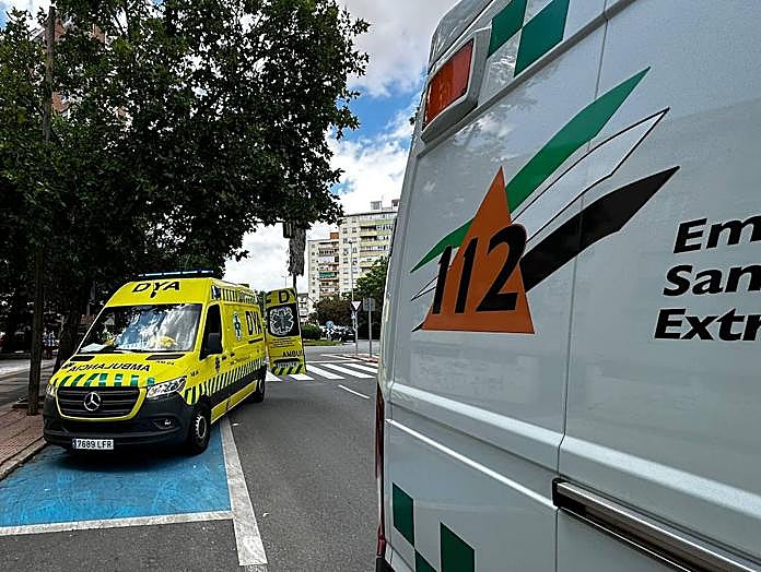 Ambulancias en el lugar del segundo accidente de tráfico registrado este miércoles en Cáceres.