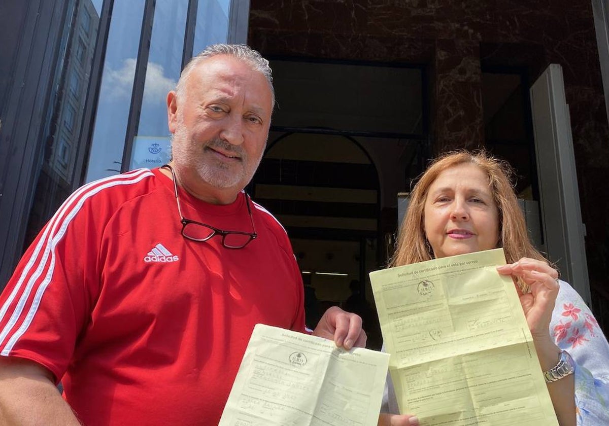 Francisco Javier Gutiérrez y María del Carmen González tras solicitar el voto por correo ayer en Badajoz.