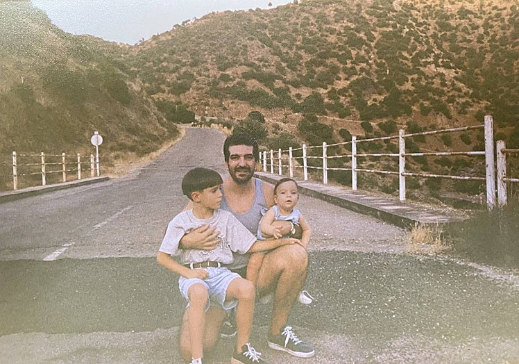 Álvaro con su padre y su hermano en el puente que conecta Los Rubios con La Cardenchosa.
