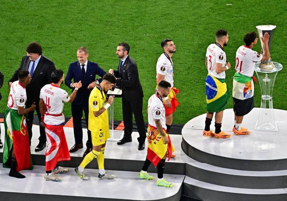 El mediapunta extremeño Oliver Torres acaricia la copa de la Europa League, anoche en el Puskas Arena de Budapest.