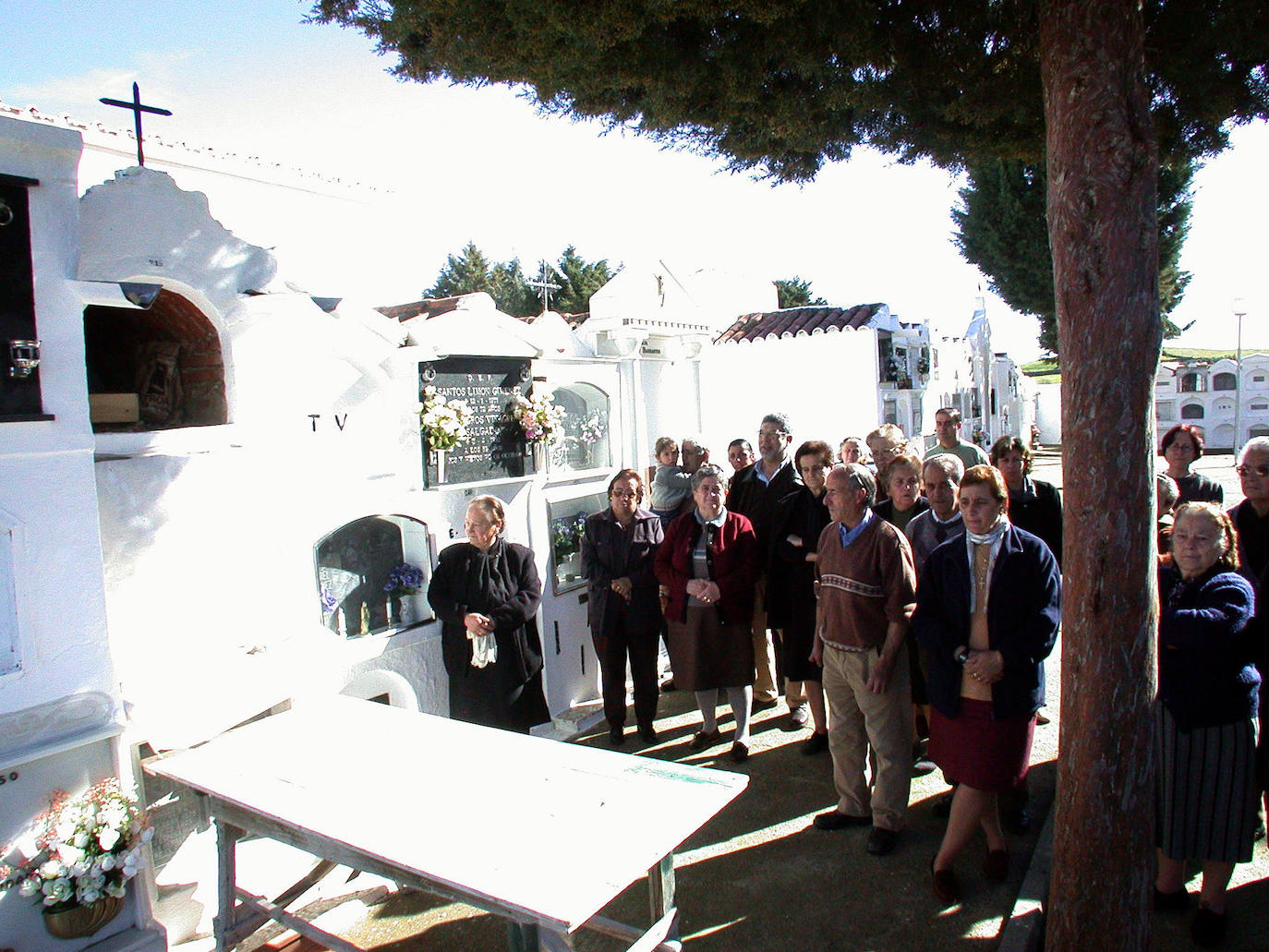 Rezando ante el nicho del cementerio en donde se colocaron los restos de los dos desconocidos.