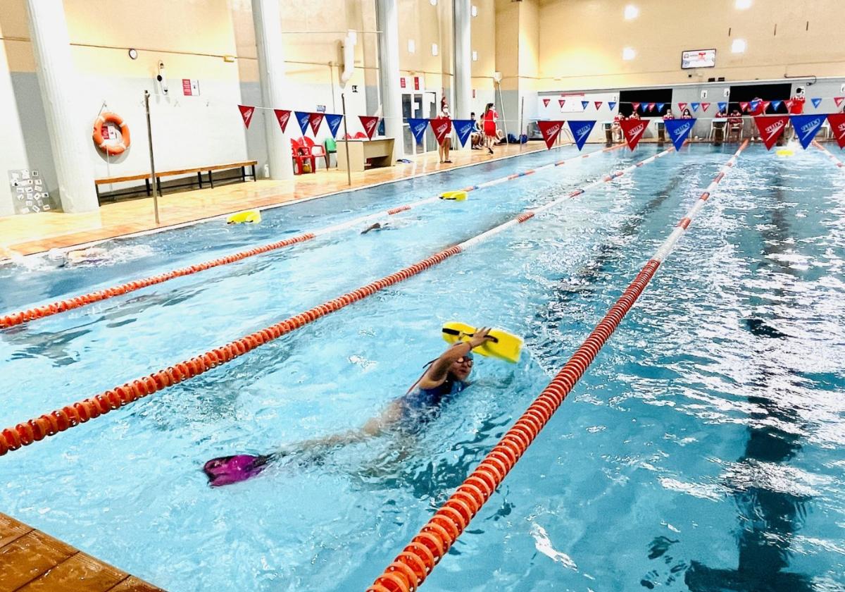 Cursos de natación en la piscina climatizada de la Argentina.