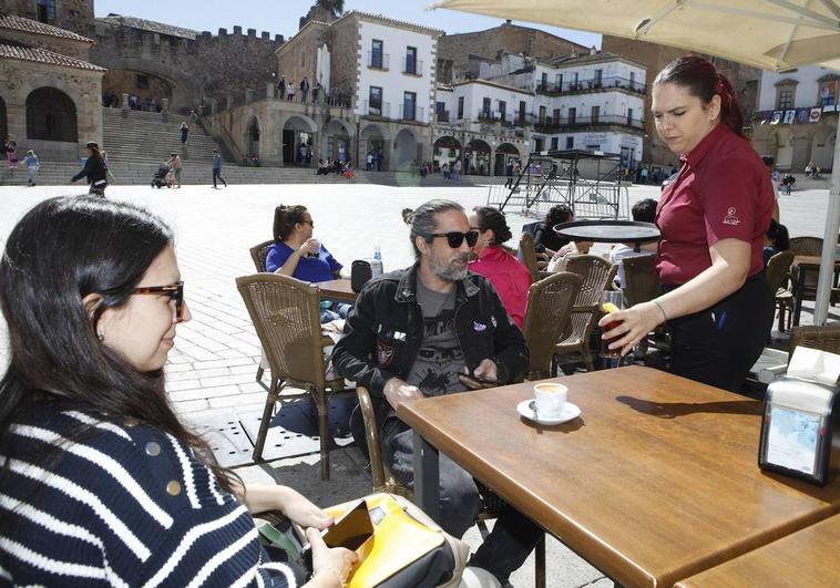 Mayo deja 2.100 parados menos en Extremadura