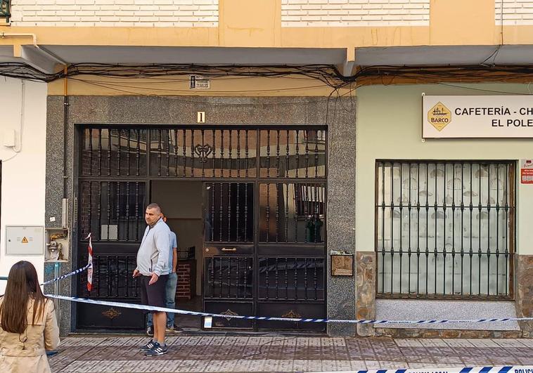 Vecinos del bloque de Badajoz afectado por la explosión de gas comprueban los daños
