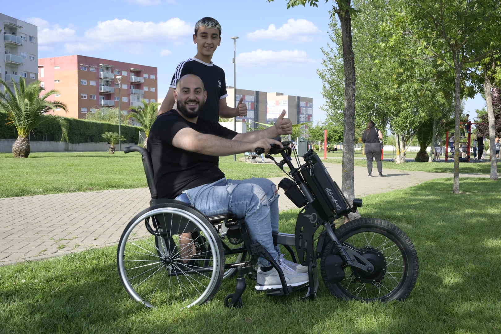 David Nieto junto a su hijo del mismo nombre en el parque. j.v.arnelas