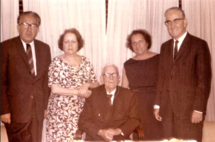 Castillo en México en 1964, en su 95 cumpleaños. Murió cuatro meses después. Viudo, a su espalda están sus cuatro hijos