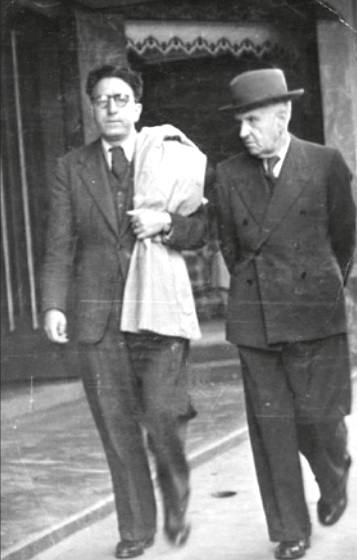 Años 40. Castillo con su hijo Luis en México.