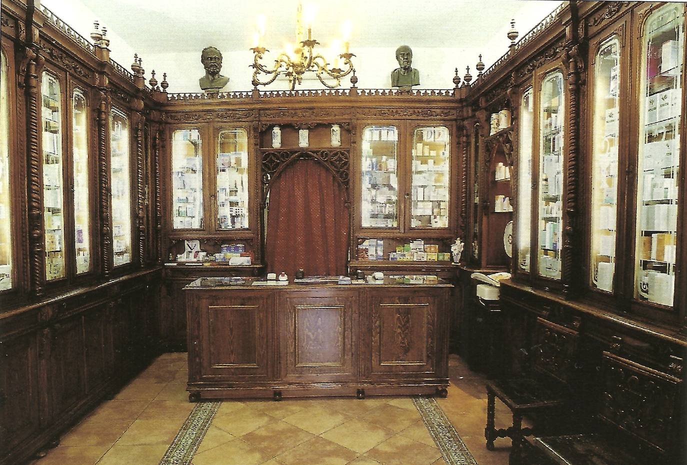 Imagen antigua del interior de la Farmacia Castel en la que nació la ‘Revista de Extremadura’.