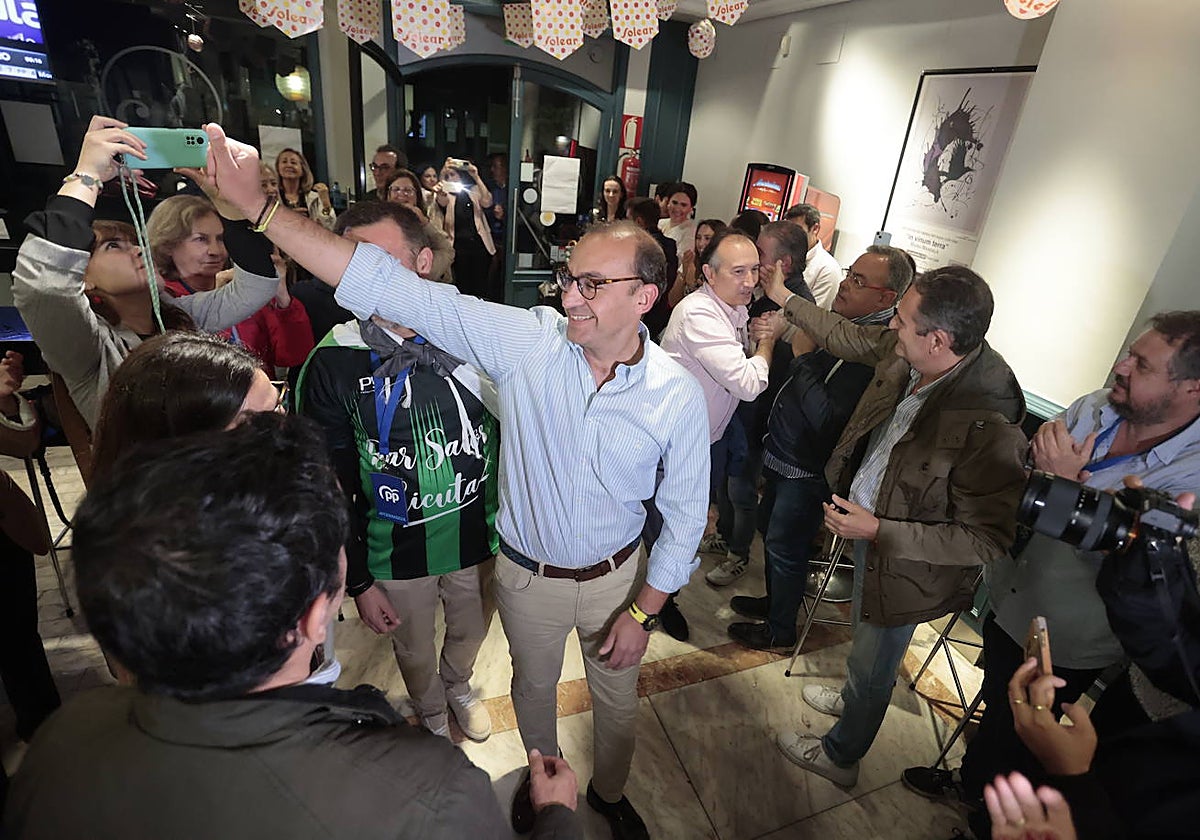 Rafael Mateos celebrando su victoria en la noche en electoral del 28-M en el Gran Café de Cáceres.