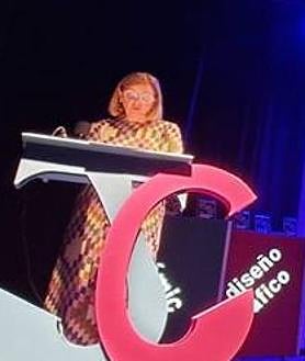 Imagen secundaria 2 - Arriba, grupo de danza. Debajo, varios premiados y la alcaldesa de Calamonte, Magdalena Carmona, durante su intervención.