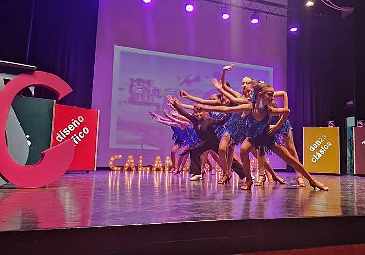 Imagen principal - Arriba, grupo de danza. Debajo, varios premiados y la alcaldesa de Calamonte, Magdalena Carmona, durante su intervención.