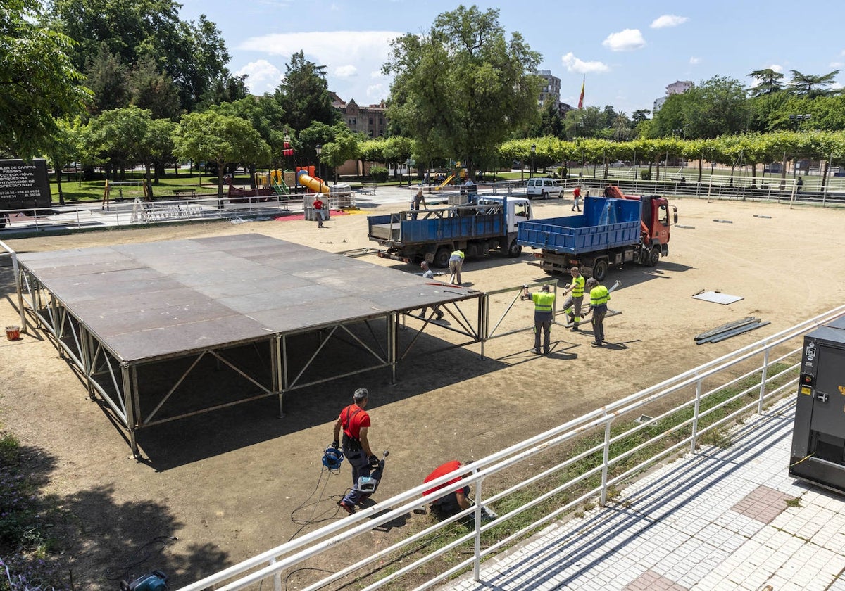 Operarios de la brigada de obras montan el escenario en la Coronación.