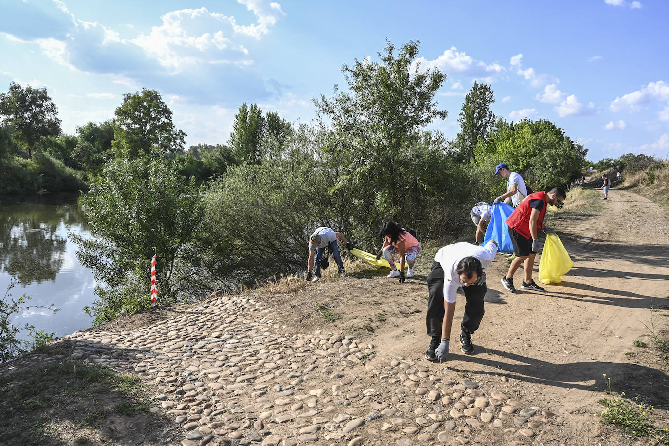 Voluntarios recogen basura dentro de la zona acotada