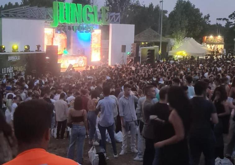Miles de universitarios celebran en una fiesta en Badajoz el fin de los exámenes