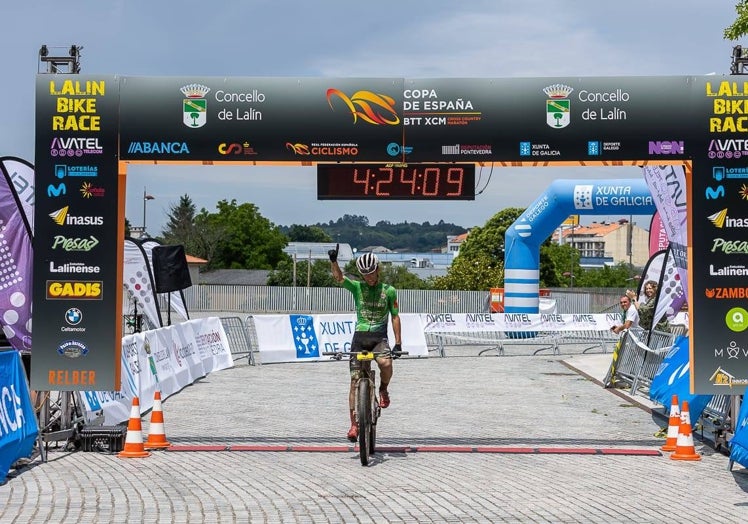 Manu Cordero cruza la línea de meta de Lalín como ganador.