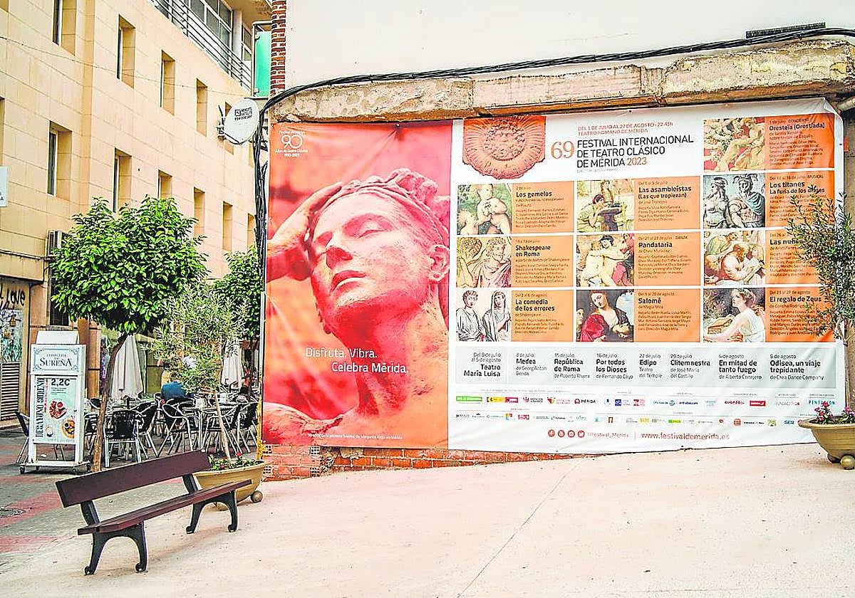 Promoción de las obras de teatro de esta edición en la Puerta de la Villa.