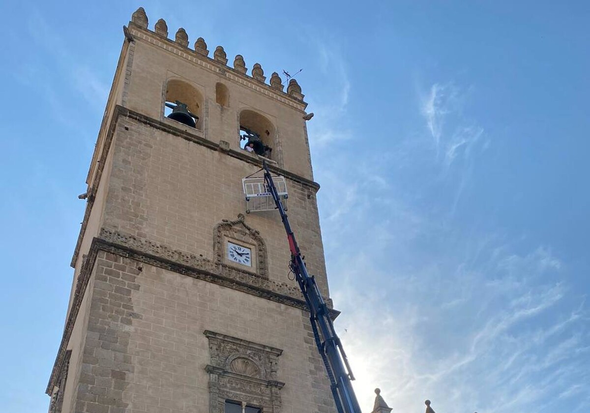 Una grúa llega hasta el campanario de la Catedral de Badajoz este martes.