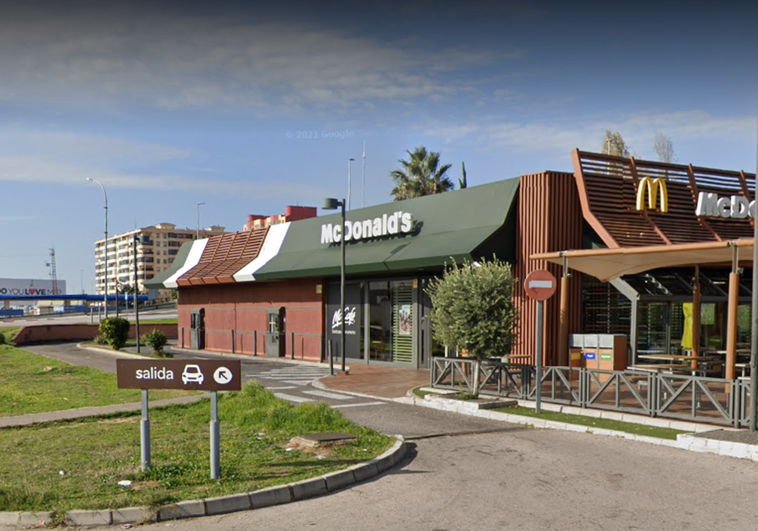 Condenado por pegar a su novia en la cola de un McAuto de Cáceres