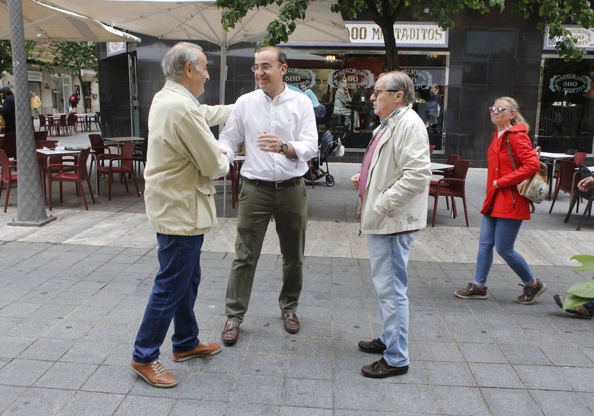 Rafael Mateos saluda a unos vecinos por la calle.