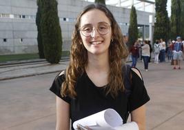 Nuria Mendo, una de las estudiantes que este martes empezó la EBAU y llevó incluso estampitas en la mochila para que le dieran suerte.