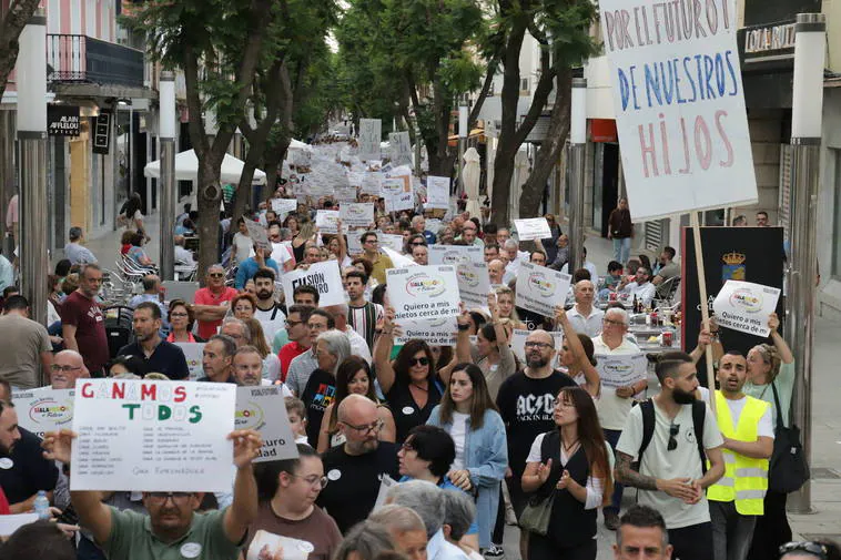 Unas 1.500 personas marchan en Don Benito a favor de la unión con Villanueva