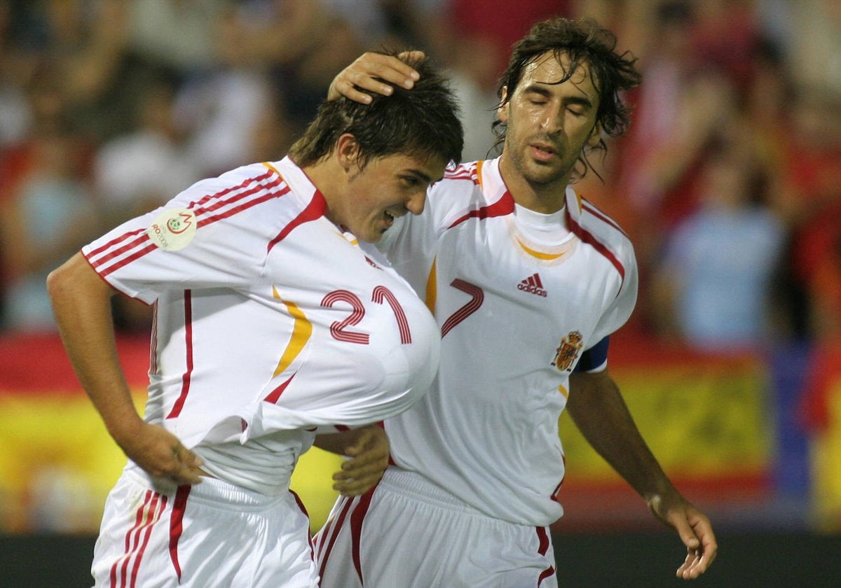 David Villa celebra uno de los dos goles que marcó con España en el Nuevo Vivero en 2006.