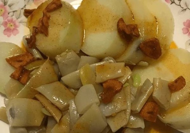 Esta mezcla de patatas, judías, aceite de oliva, ajos y pimentón de la Vera es deliciosa.