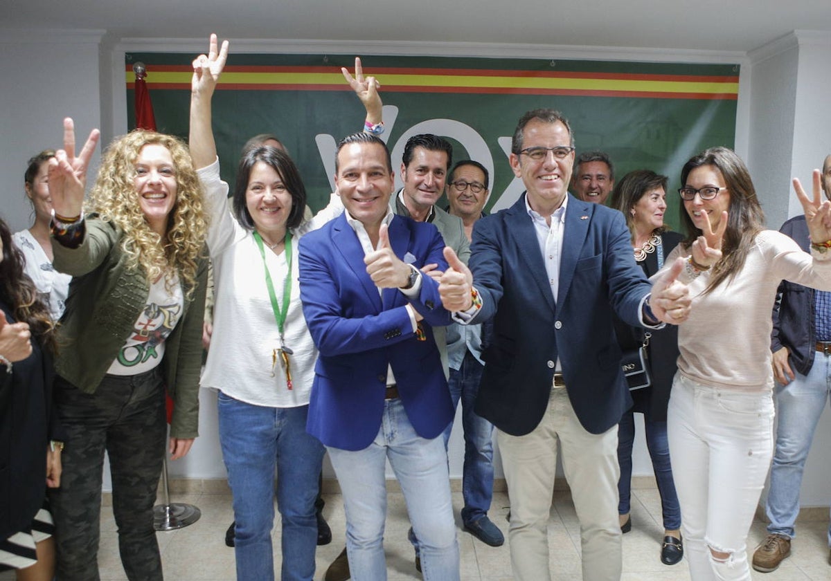 Miembros y militantes del partido en la región celebrando sus buenos resultados el pasado 28 de mayo en Cáceres.