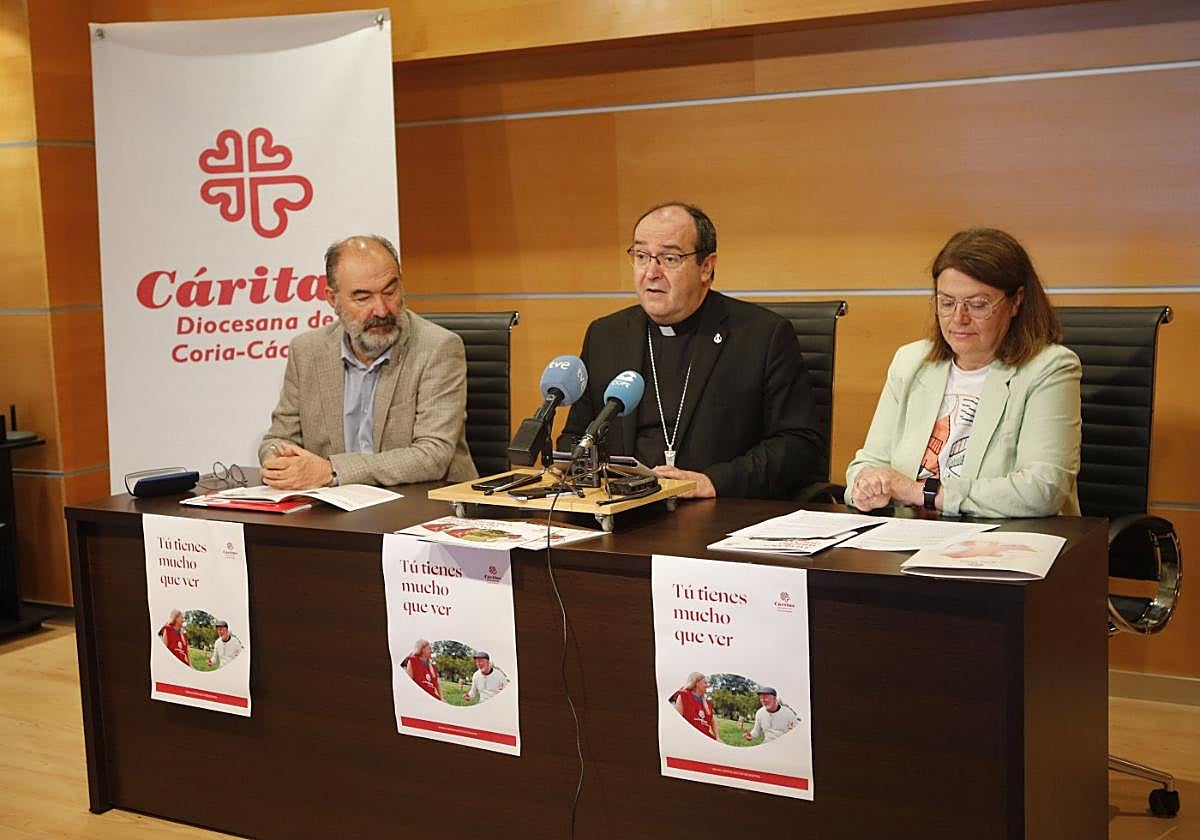 Presentación ayer de la memoria de Cáritas por el obispo de Coria-Cáceres, Jesús Pulido.