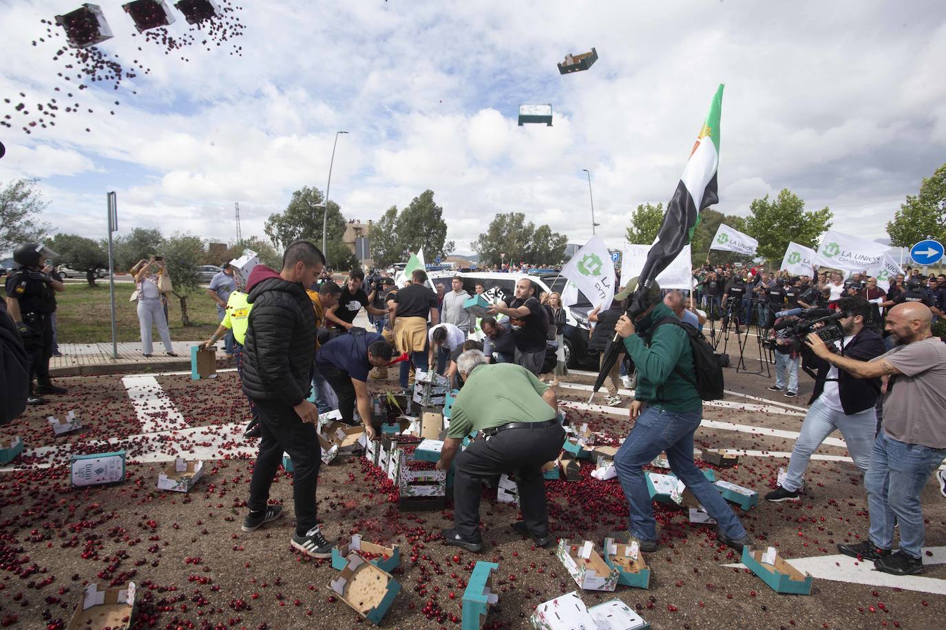 Concentración de los productores de cerezas frente a la Consejería de Agricultura