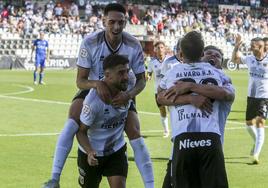 Chuma celebra con sus compañeros su gol ante el Linares en el Romano.