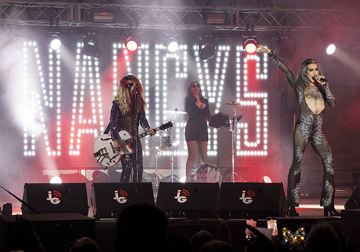 Un momento del concierto de las Nancys Rubias, con Mario Vaquerizo al frente.