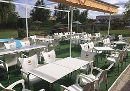 Imagen de archivo. Instalaciones del bar de la piscina.