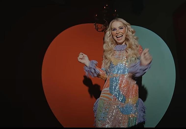 La extremeña Soraya Arnelas lanza su tema para el verano: 'La botella'