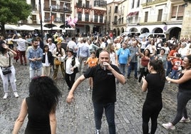 Paco Santos, animados y pregonero de las Ferias, trata de que el ambiente no decaiga.