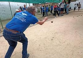 Uno de los jugadores lanza la bola