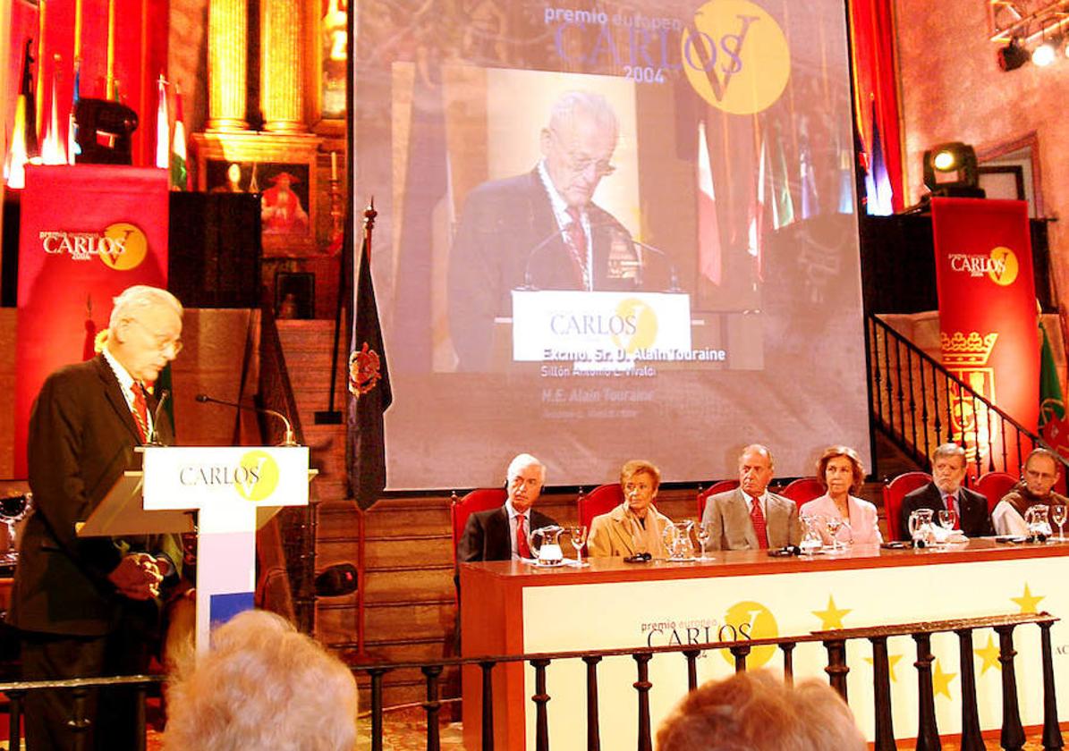 El sociólogo francés Alain Touraine, director del instituto de estudios superiores de París, interviene en la entrega del premio 'Carlos V'