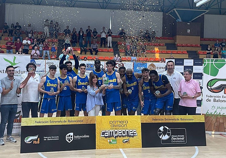 Hinchas del equipo en la grada siguiendo un partido.