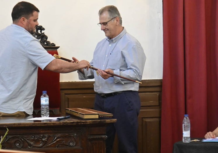 Manuel Gutiérrez (IPAL) en una foto de archivo tras la moción de censura el año pasado en Alburquerque.